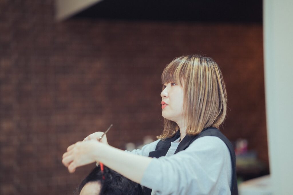 女性スタッフがカットしている写真