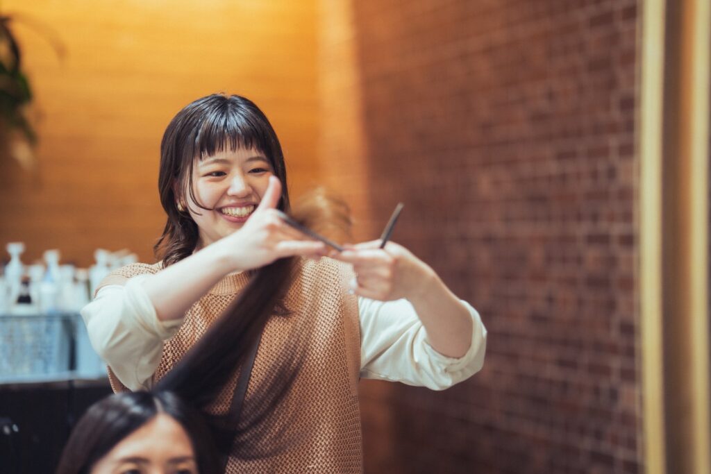 女性スタッフがカットしている写真