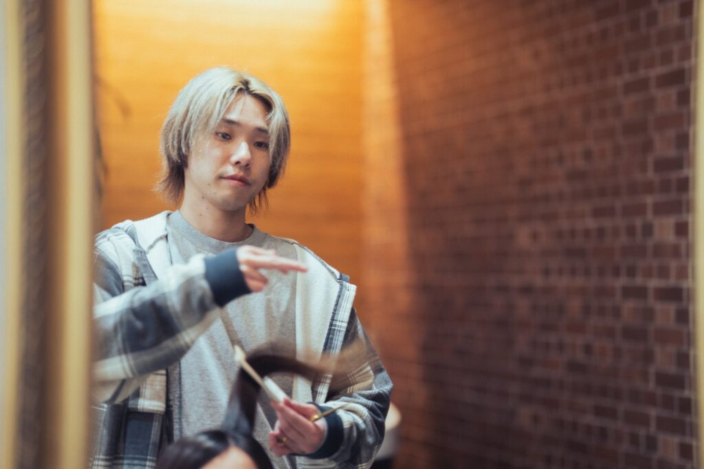 男性スタッフがカットしている写真